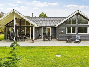 Swanky Holiday Home in H jby with Swimming Pool, Højby